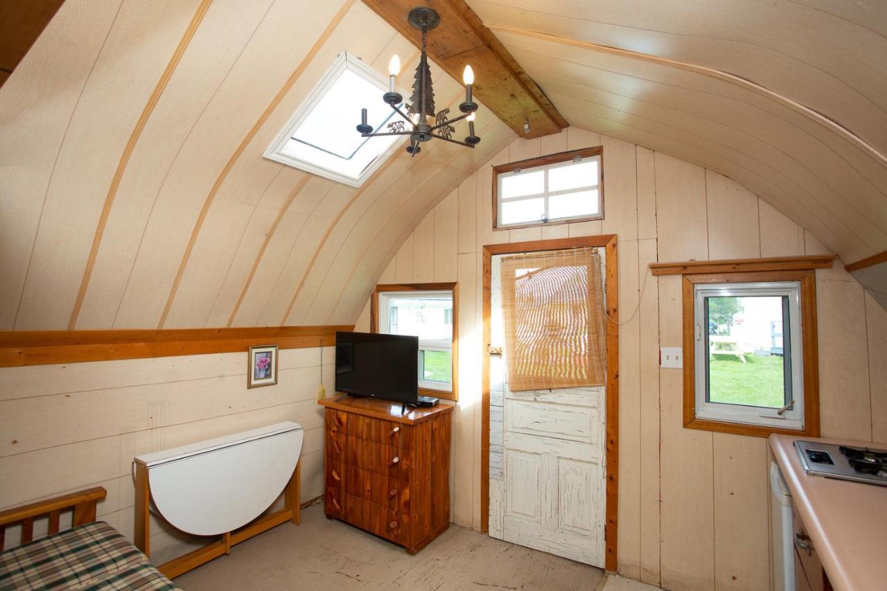 Fun Place With A Sandy Beach For Swimming, Boating, And Fishing, Featuring 3 Available Cabins Fenelon Falls Eksteriør billede
