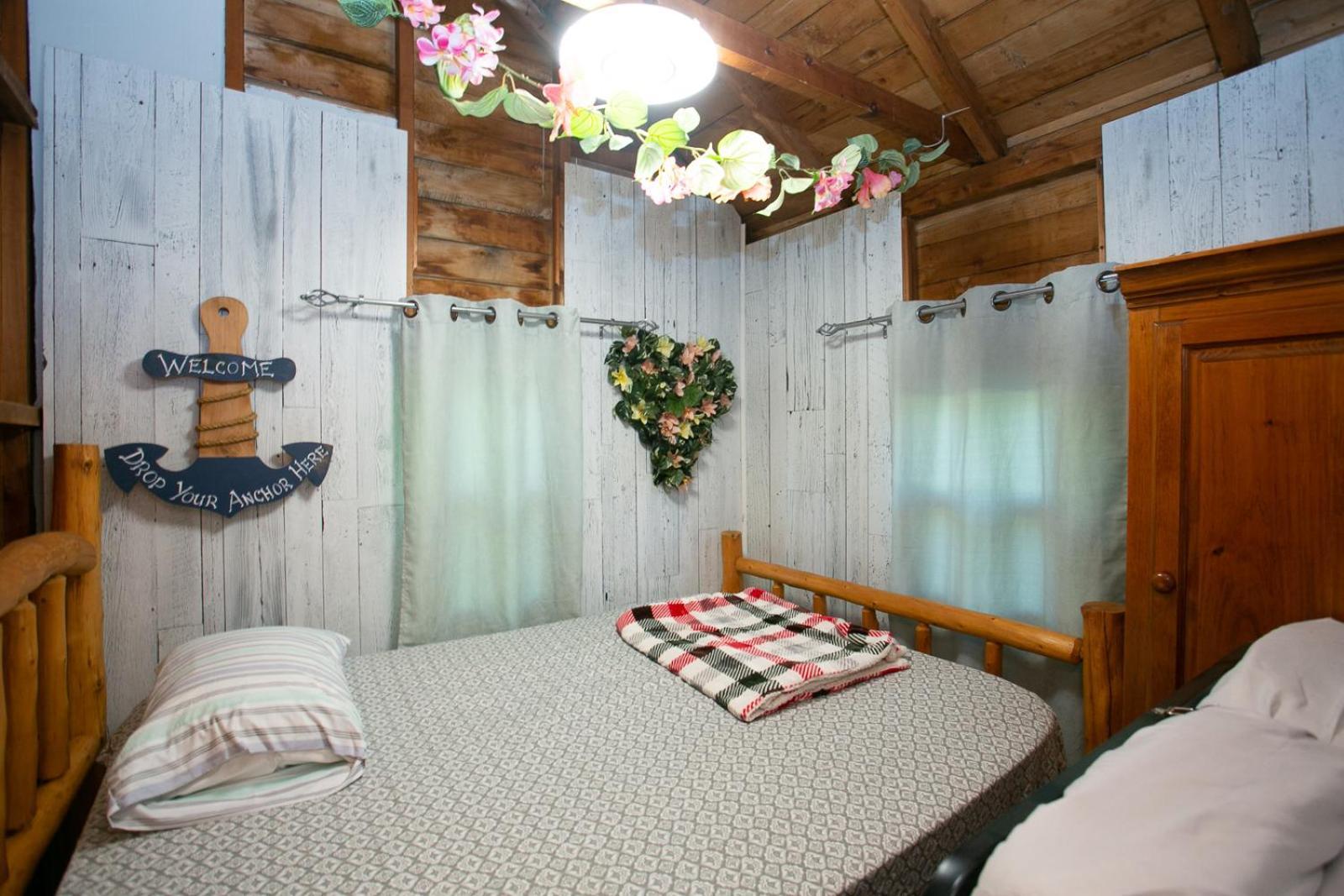Fun Place With A Sandy Beach For Swimming, Boating, And Fishing, Featuring 3 Available Cabins Fenelon Falls Eksteriør billede