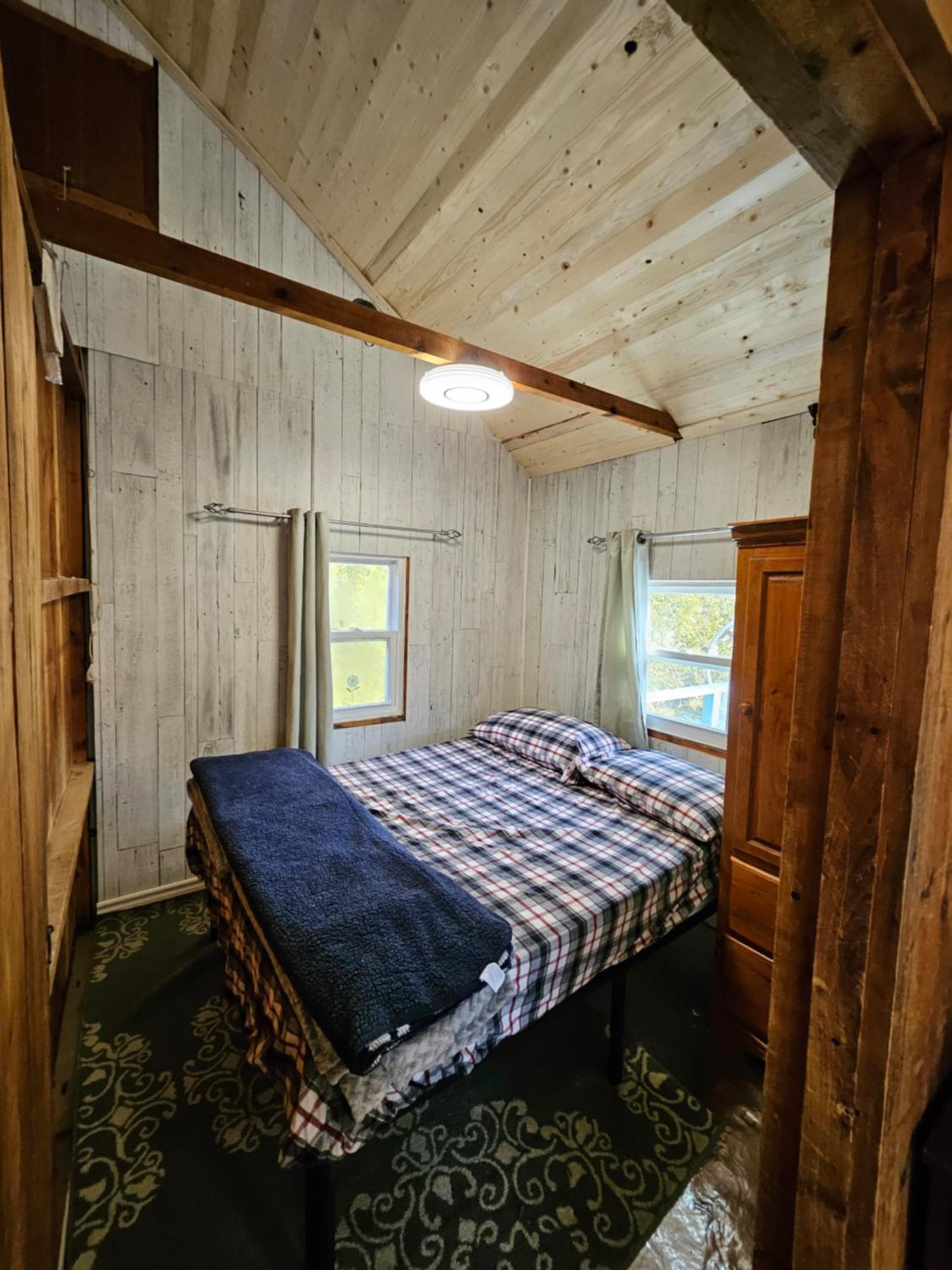 Fun Place With A Sandy Beach For Swimming, Boating, And Fishing, Featuring 3 Available Cabins Fenelon Falls Eksteriør billede