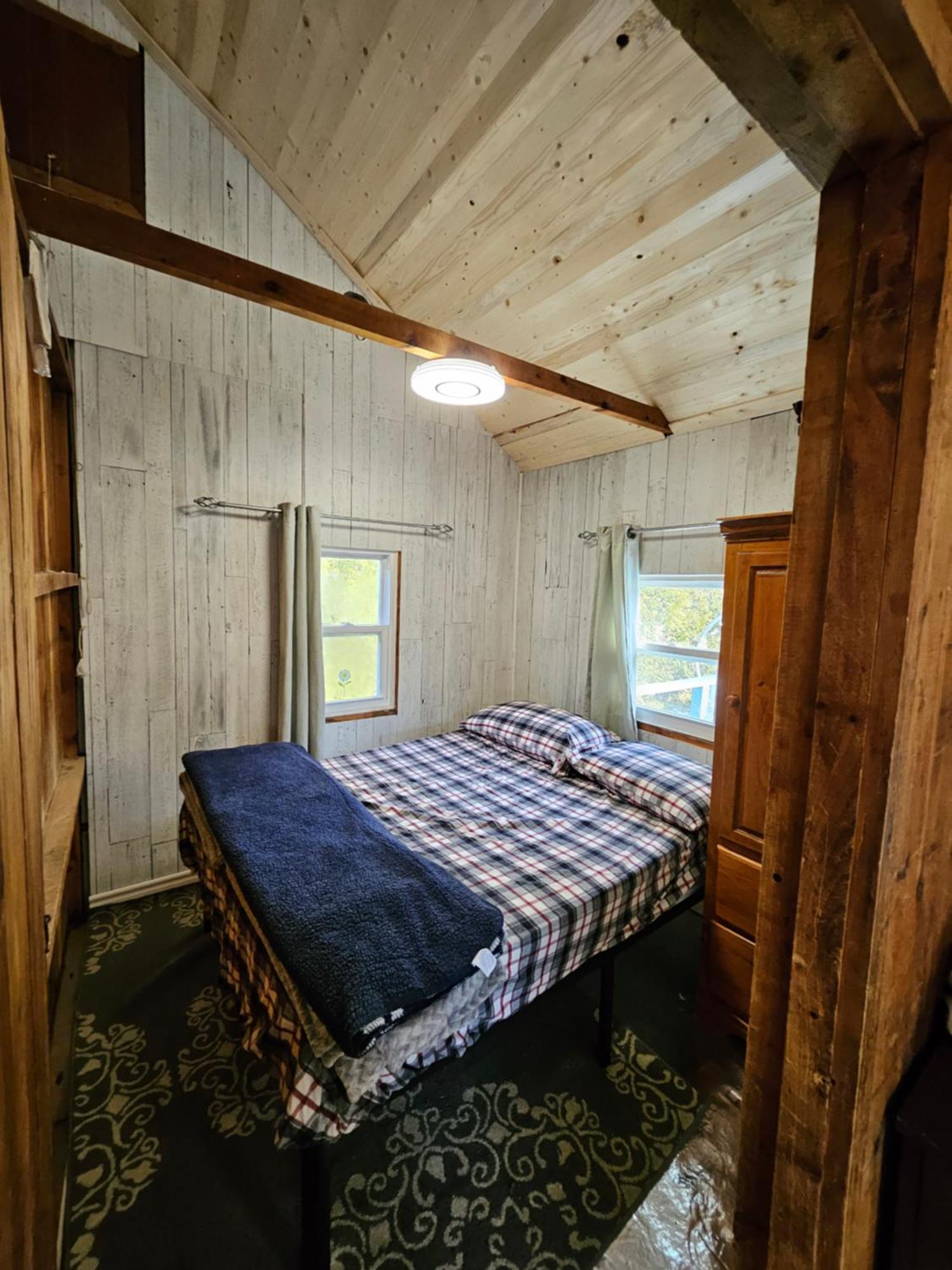 Fun Place With A Sandy Beach For Swimming, Boating, And Fishing, Featuring 3 Available Cabins Fenelon Falls Eksteriør billede