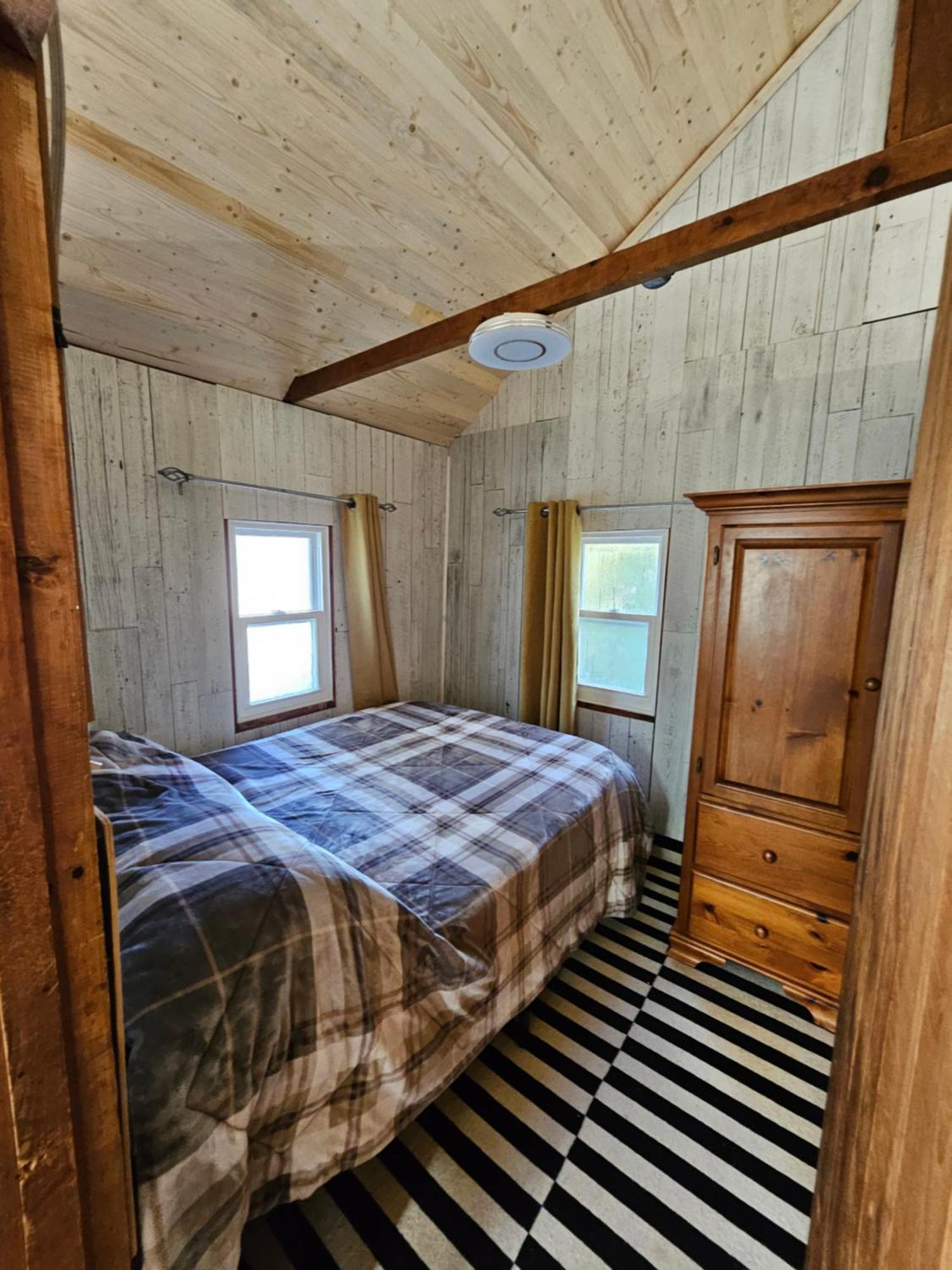 Fun Place With A Sandy Beach For Swimming, Boating, And Fishing, Featuring 3 Available Cabins Fenelon Falls Eksteriør billede